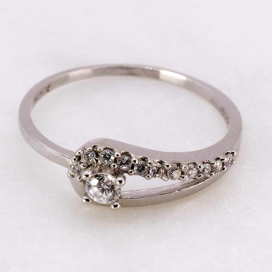 Anillo de oro blanco tipo ojal con zirconias 14k