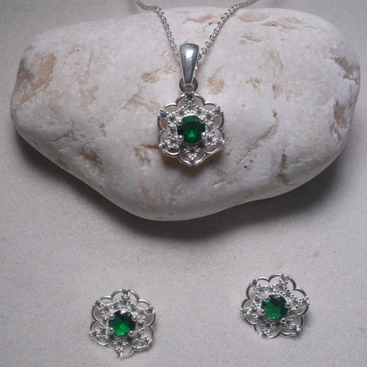 Juego de flores de plata y piedras verdes
